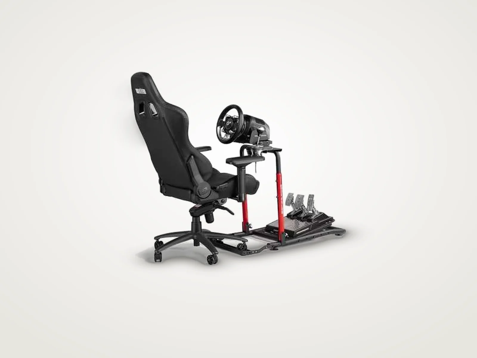 Poste de sim racing pour débuter : volant et pédalier sur un support Next Level Racing Wheel Stand Lite 2.0